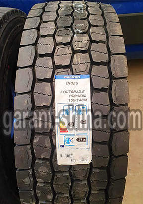 Falken BI-856 (приводная) 315/70 R22.5 154/150L 18PR - Фото протектора с этикеткой вблизи